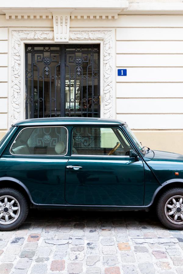 Veeve - Retro Chic In Petit Montrouge